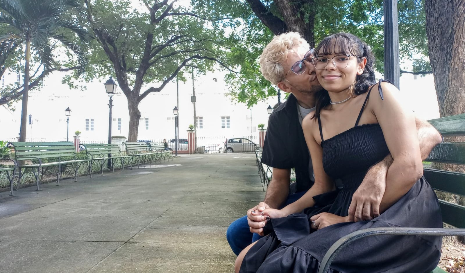 casal posa para a foto no Passeio Público